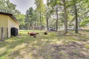 Mökkimajoitus Prudenville Family Home W/ Game Room & Fire Pit!