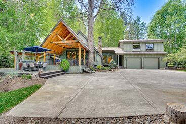 Quinta ou Casa Rural Waterfront Home W/ Hot Tub & Fire Pit In Sunriver!