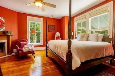 تختخواب و صبحانه Briar Rose Room At Camellia Rose Inn Downtown