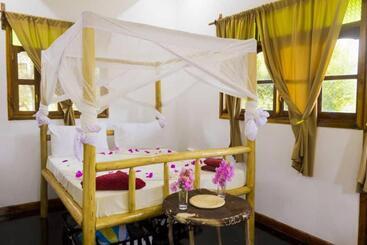 Bed and Breakfast Jambiani Wood House