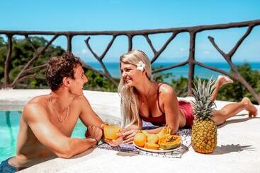 Отель Akua Ocean View Suites