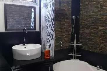 هاستل Q´ojoom Jaay