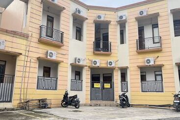 בית מלון כפרי Oyo 93380 Penginapan Mangkoe Barokah