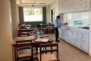 ホテル Upper Deck Restaurant, Bar & Permit Room, Kankavli