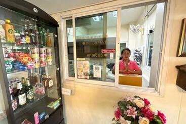 นวนคร ออมสินอพาร์ตเมนต์ ติดห้างบิกซี Navanakorn Aomsin Hotel Near Shopping Mall,snooker And Club