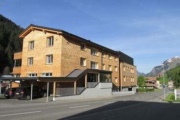 Hotelli Alpine Lodge Klösterle Am Arlberg