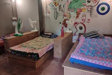 هاستل Boomerang Community