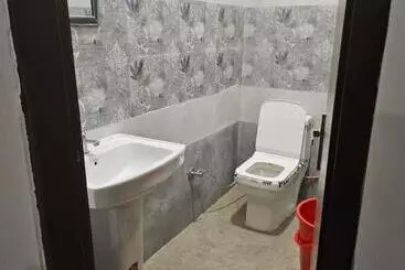 Hotel 8 Inn