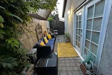 Majatalo Guesthouse: Jacuzzi,patio & Entry