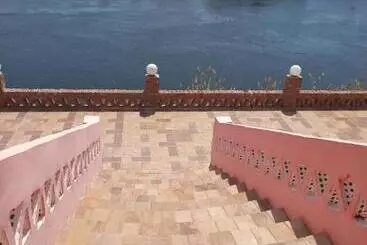 تختخواب و صبحانه Hoolli Villa