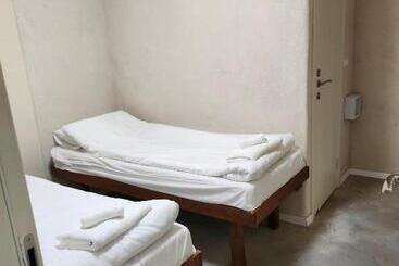 הוסטל חאן דרך העץ   חדרי מטיילים