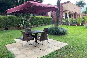 پانسیون Airy Studio Flat With Beautiful Garden