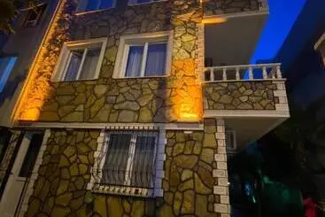 アパートホテル Pomruj Suites