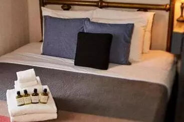 Hotelli Crew S Quarters Boarding House Caters To Men