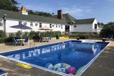 هتل School House Inn