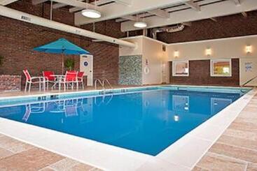 هتل White River Inn & Suites