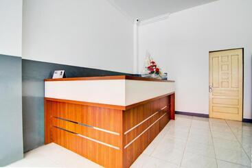 Отель Oyo 93190 Sartika Gh Syariah