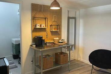 ペンション Beautiful Cottage At 37th Ave!