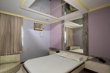 Status Motel