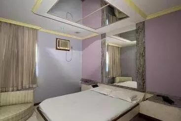 Status Motel