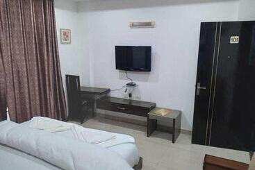 Oyo Flagship 81244 Deluxe Hotel Royal Inn