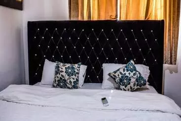 تختخواب و صبحانه Geza Luxury Apartment