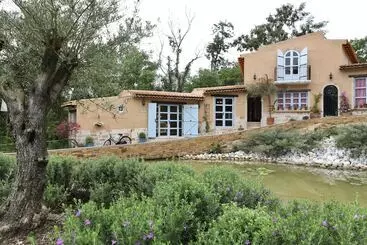 Hotelli Moon River Village