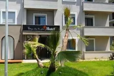 Hotelli Village By The Sea