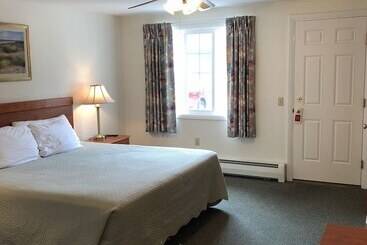 Cromwell Harbor Motel