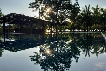 Отель Hibiscus Garden