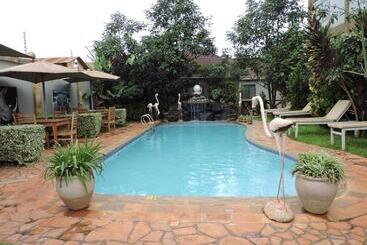 Отель Machage Tours And Safaris