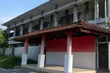 ホテル Oyo Life 93258 Kos Sahabat