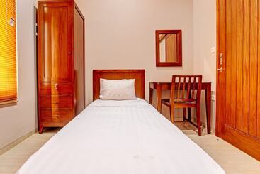 Отель Oyo Life 93497 Griya Kost Rr