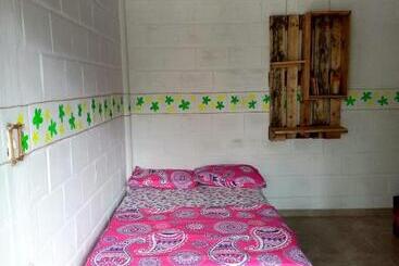 פנסיון Hostal La Casa Rosada