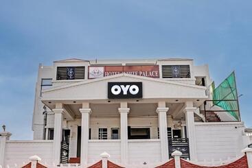 Hotel Oyo White Palace