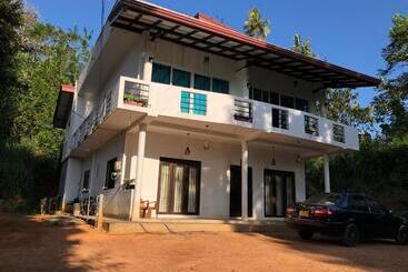 פנסיון Fairline Gardens Hiriketiya