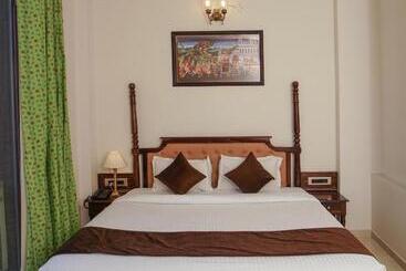 Hotel Dera Pichola  A Lake Facing Boutique