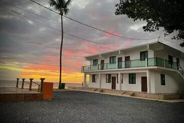 پانسیون 1 Corcega Beachfront Suites