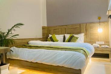 هتل Tls  The Lavish Stay