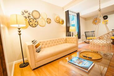 Пансион Windsor Retreat Private Basement Suite