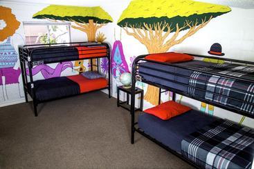 Отель Drifter Jack's Hostel