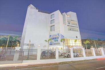 호텔 Collection O White House