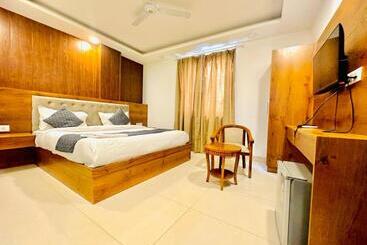 Hotel The Glory Near Delhi International Airport