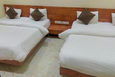 Hotel Apex, Akkalkot