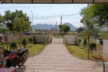 Hotel Raj 2 Km From Janana Hospital And 1 Km From Mds University