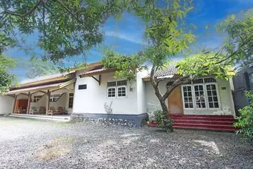 ホテル Spot On 92973 Madani Syariah Guesthouse