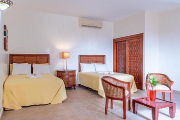 هتل West Bay Colonial