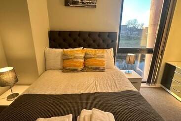 Adelphi Wharf Apartments By Beehosting