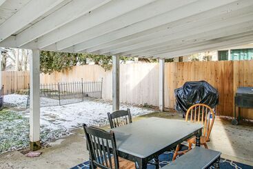 Сельский дом Charming Coeur D Alene Home, Walk To Downtown!