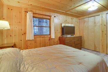 קוטג'' Cozy Thompson Lake Cabin W/ Boat Dock & Launch